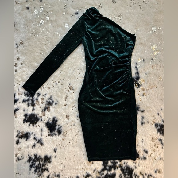Women’s Emerald Green One Shoulder Ruched Velvet Glitter Midi Formal Dress - Picture 8 of 8